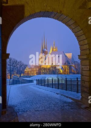 Porta della Cittadella di Petersberg con cattedrale e Severikirche, Erfurt, Turingia, Germania Foto Stock