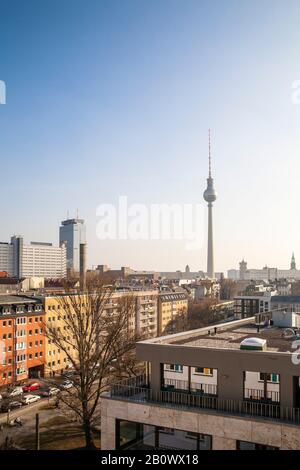 Vista panoramica sui tetti di Rosa-Luxemburg-Platz in direzione Zentrum Ost, Mitte, Berlino, Germania, Europa Foto Stock