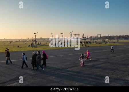 Tempelhofer Freiheit, Tempelhofer Park sull'ex aeroporto Tempelhof, Tempelhof, Berlino, Germania, Europa Foto Stock