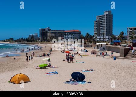 Port Elizabeth, Sudafrica - 10 Gennaio 2018. Una foto di persone che si rilassano nelle calde acque della Baia di Nelkson Mandela circondata da alti risorgenti. Foto Stock