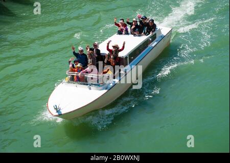 Venezia - 24 APRILE 2013: Un gruppo di turisti cinesi viaggia in motoscafo lungo il Canal Grande. Foto Stock