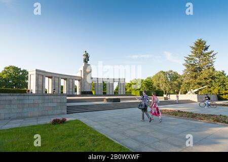 Memoriale Della Guerra Sovietica, Straße Des 17. Juni, Tiergarten, Berlino, Germania, Europa Foto Stock