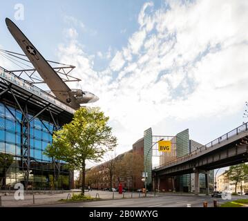 Deutsches Technikmuseum e edificio BVG con metropolitana, linea ferroviaria sopraelevata U2, Trebbiner Strasse, Kreuzberg, Berlino, Germania, Europa Foto Stock