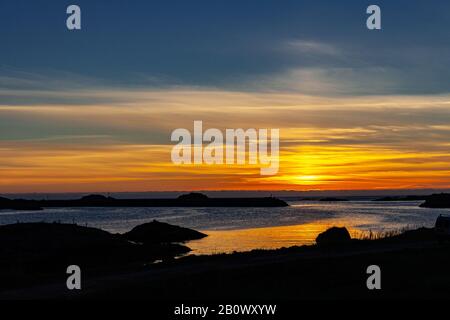 tramonto estivo sul mare artico Foto Stock