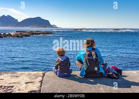 Madre e figlio nell'antico villaggio di Nyksund a pareraalen. Foto Stock