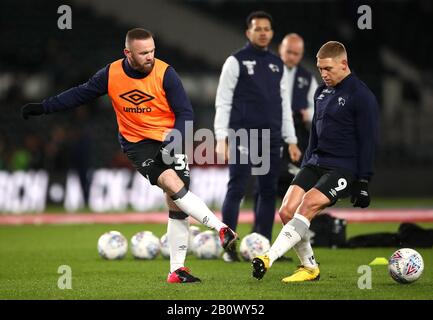 Wayne Rooney (a sinistra) e Martyn Waghorn della contea di Derby si riscaldano prima del gioco durante la partita Sky Bet Championship al Pride Park, Derby. Foto Stock