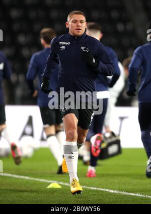 Il martyn Waghorn della contea di Derby si riscalda prima del gioco durante la partita del campionato Sky Bet al Pride Park, Derby. Foto Stock