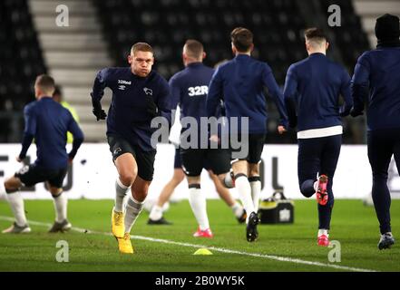 Il martyn Waghorn della contea di Derby si riscalda prima del gioco durante la partita del campionato Sky Bet al Pride Park, Derby. Foto Stock