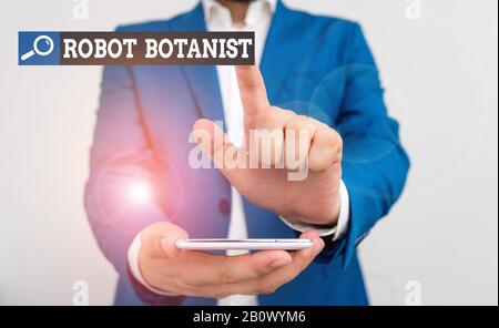 Scrittura a mano concettuale che mostra Botanico robot. Concetto che significa Metodi per l'Identificazione automatica di specie botaniche Uomo D'Affari nella suite blu w Foto Stock