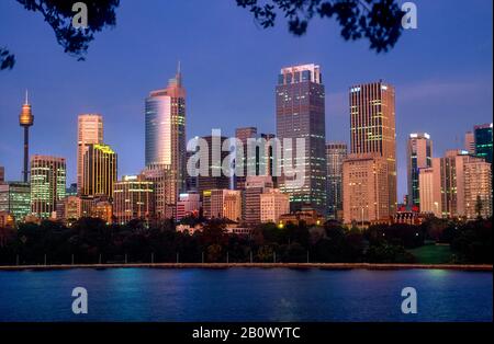 Skyline del centro di Sydney, al tramonto, Sydney Harbour, Sydney, nuovo Galles del Sud, Australia Foto Stock