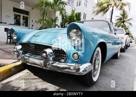 Ford Thunderbird, anno 1957, anni cinquanta, classica auto americana, Hotel Avalon, Ocean Drive, South Miami Beach, quartiere Art Deco, Florida, Stati Uniti, Foto Stock