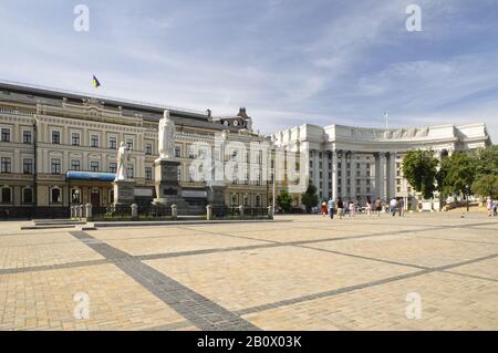 Monumento Alla Principessa Olga Su Piazza Mykhayyvska, Kiev, Ucraina, Europa Dell'Est, Foto Stock