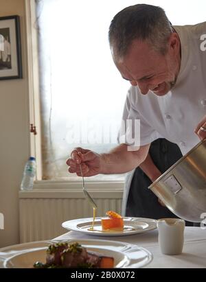 Celebrity Chef Michel Roux JR, in una dimostrazione di cucina al Luxury Greywalls Hotel a Gullane, East Lothian, Scozia, Regno Unito, GB. Foto Stock