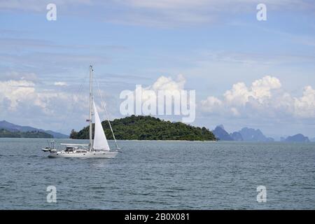 Barca a vela di fronte alle isole nella baia di Pang Nga, Thailandia meridionale, Sud-Est asiatico, Foto Stock