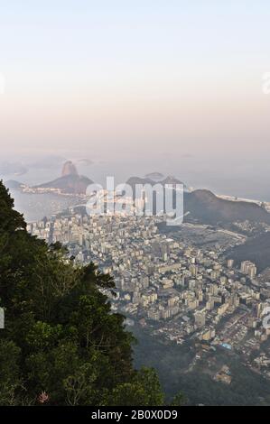 Vista di Rio de Janeiro con zucchero pane, Brasile, Sud America, Foto Stock