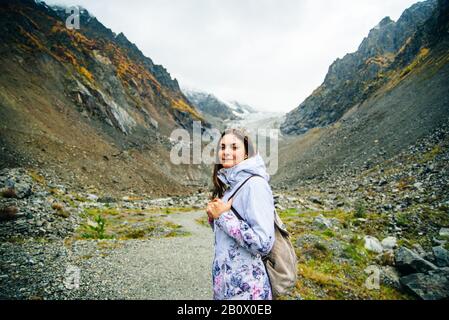 Ragazza vicino al ghiacciaio Chalaadi vicino nella regione di Svaneti, Georgia, Caucaso Foto Stock