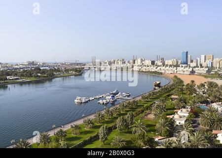 Vista Della Città Di Sharjah Con Sharjah Creek, Emirati Arabi Uniti, Penisola Araba, Medio Oriente, Foto Stock