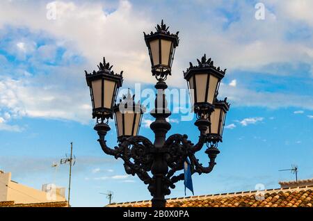 Bellissimo lampione decorato classico delle strade di Mijas, Malaga Foto Stock