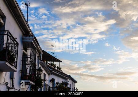 Tipica facciata delle case di Mijas, Malaga, decorata con fiori in vasi blu e facciate bianche Foto Stock