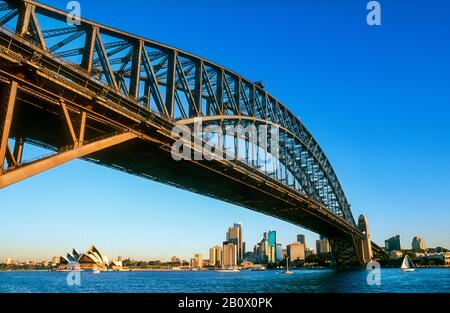 Il Sydney Harbour Bridge e l'Opera House sono un ponte ad arco storico, che si raggiunge attraverso il Sydney Harbour, in Australia Foto Stock