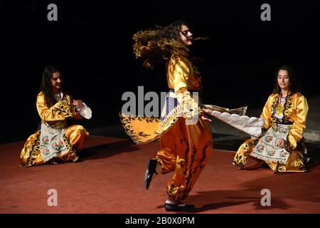 Albanese ballerini folk con costumi tradizionali, celebrando il Ramadan a Skopje in Macedonia Foto Stock