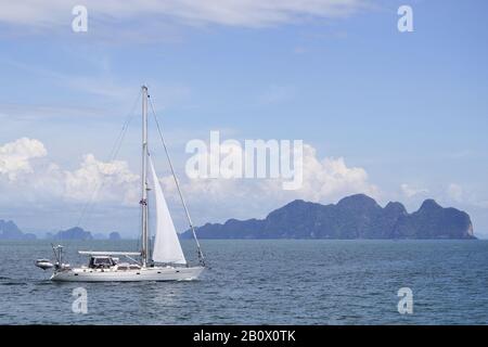 Barca a vela di fronte alle isole nella baia di Pang Nga, Thailandia meridionale, Sud-Est asiatico, Foto Stock