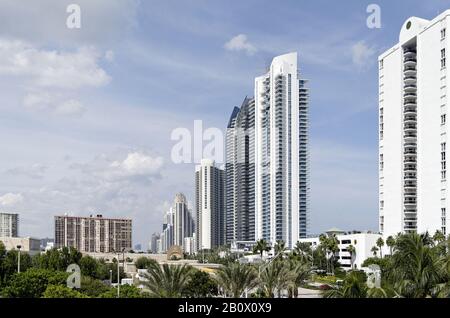 Grattacieli direttamente sulla spiaggia, vicino '69 ST ', Miami South Beach, Florida, USA, Foto Stock