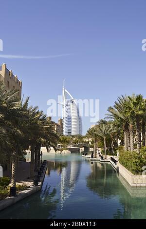 Burj al Arab, durante il giorno, Souk Madinat, Jumeirah, Emirato di Dubai, Emirati Arabi Uniti, Penisola Araba, Medio Oriente Foto Stock