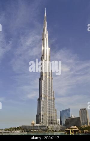 Burj Khalifa, intero edificio di fronte al cielo blu, architettura, Dubai Business Bay, Emirati Arabi Uniti, Penisola Araba, Medio Oriente, Foto Stock
