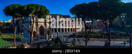 Il Colisseum formica l'arco di Costantino dal colle Palatino. Grande panorama. Roma, Italia Foto Stock