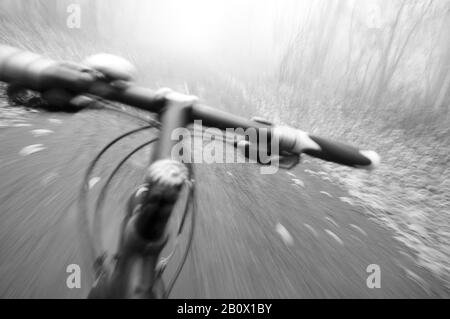 ciclismo veloce, dettaglio, manubrio per bicicletta, strada, sfocatura, Foto Stock