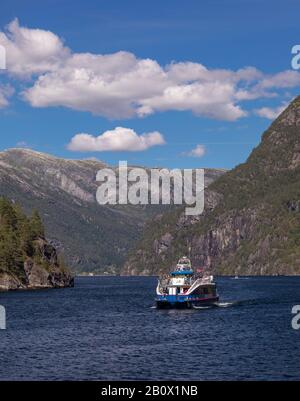 MOFJORDEN, NORVEGIA - Turisti in fiordo Rodnefjordcruise, escursioni a Osterfjorden. Foto Stock