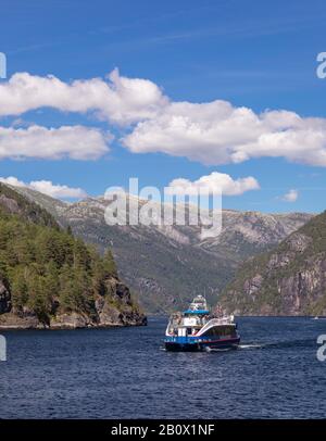 MOFJORDEN, NORVEGIA - Turisti in fiordo Rodnefjordcruise, escursioni a Osterfjorden. Foto Stock