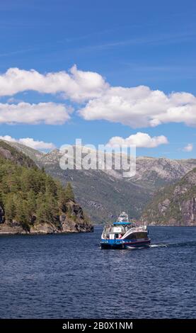 MOFJORDEN, NORVEGIA - Turisti in fiordo Rodnefjordcruise, escursioni a Osterfjorden. Foto Stock