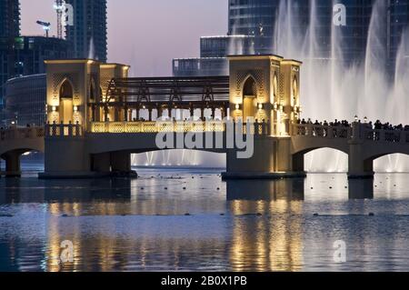 Dubai Fountain di fronte al Burj Khalifa, Dubai, Emirati Arabi Uniti, Foto Stock