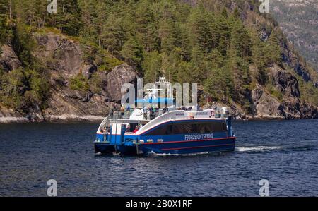 MOFJORDEN, NORVEGIA - Turisti in fiordo Rodnefjordcruise, escursioni a Osterfjorden. Foto Stock