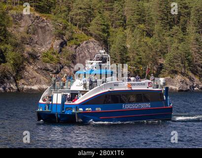 MOFJORDEN, NORVEGIA - Turisti in fiordo Rodnefjordcruise, escursioni a Osterfjorden. Foto Stock