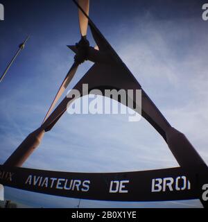 Monumento che rende omaggio ai piloti dell'ex base aerea Bron, immagine digitale Holga, Bron, Francia Foto Stock