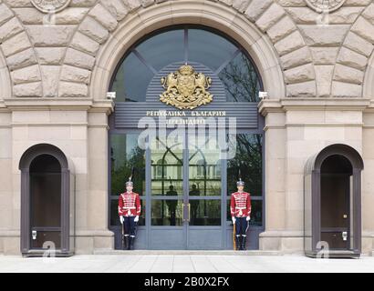 Guardie di fronte all'Assemblea nazionale bulgara, Sofia, Bulgaria, Balcani, Europa sudorientale, Foto Stock