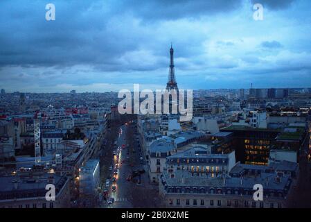 Vista Ariel di Parigi dall'Arc de Triomph con la Torre Eiffel mentre il sole tramonta Foto Stock