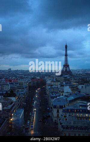 Vista Ariel di Parigi dall'Arc de Triomph con la Torre Eiffel mentre il sole tramonta Foto Stock