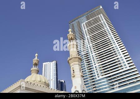 Moschea al Qasba di fronte a grattacieli residenziali, contrasto, quartiere al QASBA, Emirato di Sharjah, Emirati Arabi Uniti, Penisola Araba, Medio Oriente, Foto Stock