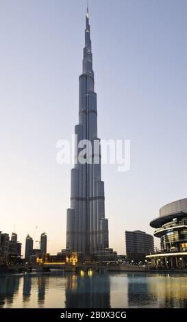 Burj Khalifa e parti del Dubai Mall, Dubai, Emirati Arabi Uniti Foto Stock