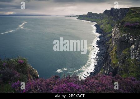 La mattina presto al punto panoramico di Kilt Rock, sull'isola di Skye, Scozia, Regno Unito, Foto Stock