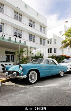 Ford Thunderbird, anno 1957, anni cinquanta, classica auto americana, Hotel Avalon, Ocean Drive, Miami South Beach, quartiere Art Deco, Florida, Stati Uniti, Foto Stock