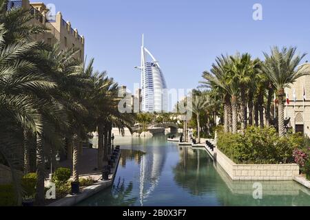 Burj al Arab, durante il giorno, Souk Madinat, Jumeirah, Emirato di Dubai, Emirati Arabi Uniti, Penisola Araba, Medio Oriente Foto Stock