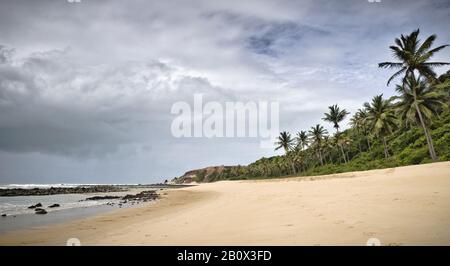 Nuvole di tempesta di fronte a Praia do Amor, Praia da Pipa, Rio Grande do Norte, Brasile, Sud America, Foto Stock