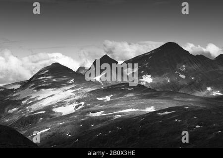 Massiccio della montagna al sole serale, Parco Nazionale Jotunheimen, Norvegia, Foto Stock