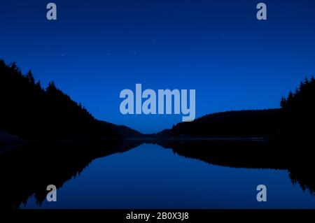 Lago calmo nella foresta di Turingia, di notte, Foto Stock