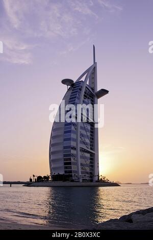 Burj al Arab in serata, Dubai, Emirati Arabi Uniti, Asia, Foto Stock